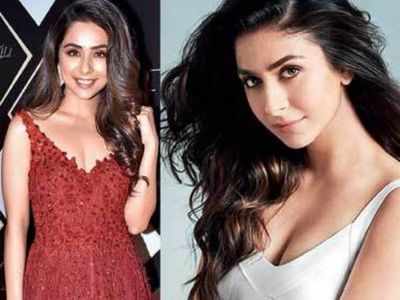 Are Malavika and Sonakshi Raaj not taking the lockdown seriously?