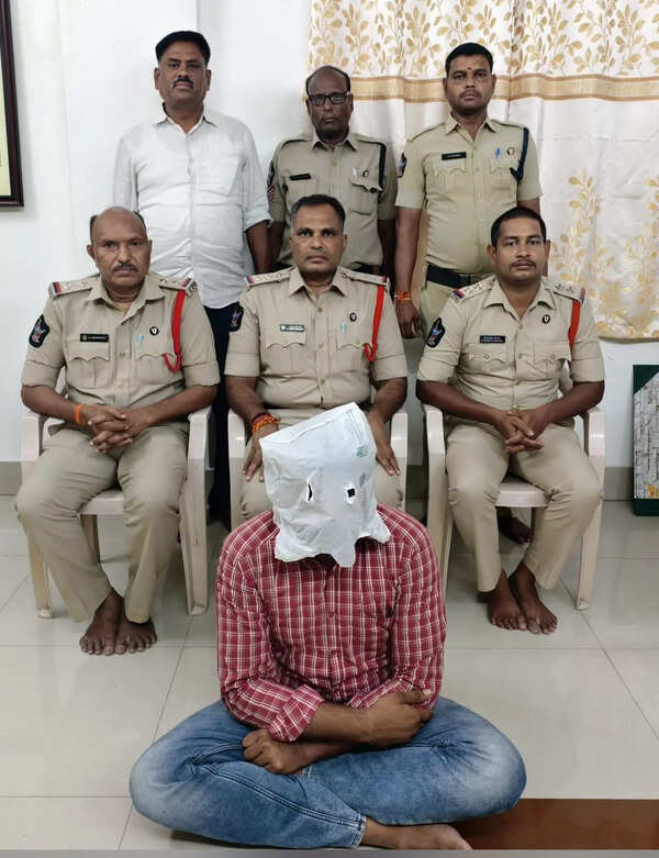 Fake TTD staffer cheats devotees, arrested
