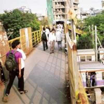 Andheri FOB to make way for Metro bridge