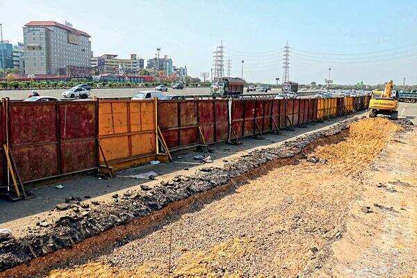 Traffic challenge for cops as expressway lanes get blocked for underpass
