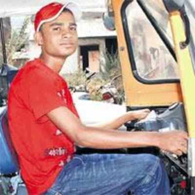 Teen rickshaw driver returns bagful of jewellery to owner