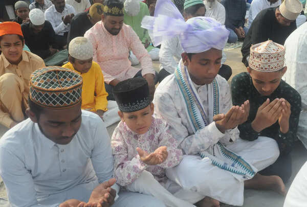 Muslims brave heat to mark Eid