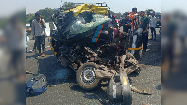 11 dead, 3 injured as van crashes on Thane bridge