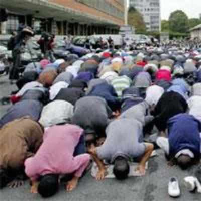 Paris bans Muslims from offering street prayers