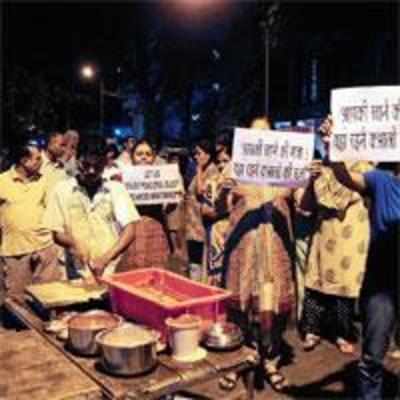 Vile Parle residents take to the streets against hawkers