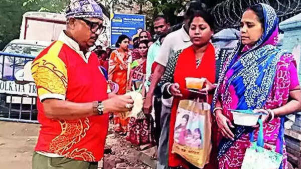 LPG shortage forces ‘hospital man’ to stop free food supply for patients’ kin in Kolkata