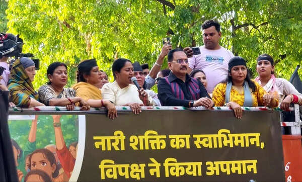 CM accuses Oppn of stalling women’s reservation, leads march in Delhi