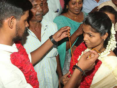 Kerala Floods: Young couple profess their love, get married at a relief camp in Alappuzha