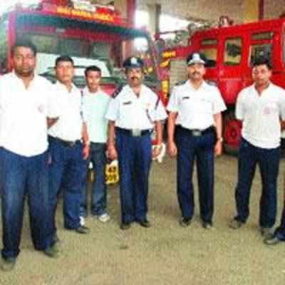 Firemen rescue  youth who attempted suicide in Vashi creek