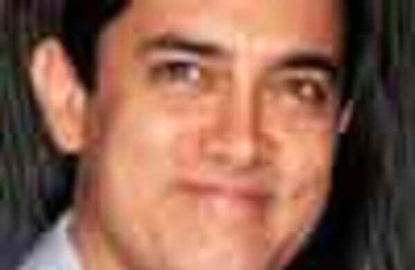 Aamir turns host for 'Dhobis'