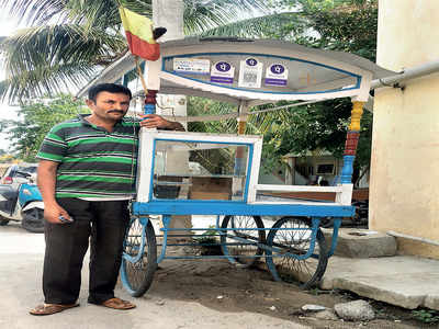 This pani puri seller is chasing empty bubbles