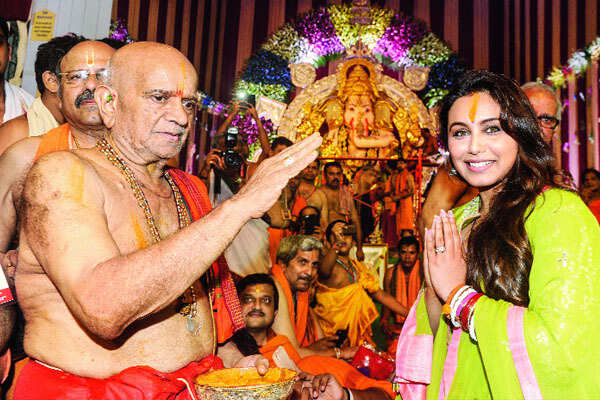 Rani Mukerji, Madhur Bhandarkar and Makarand Deshpande  at the Times Utsav Moorti Sanman contest
