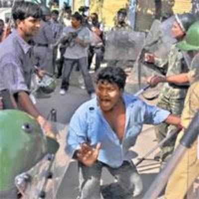 20 hurt in lathicharge on Telangana supporters