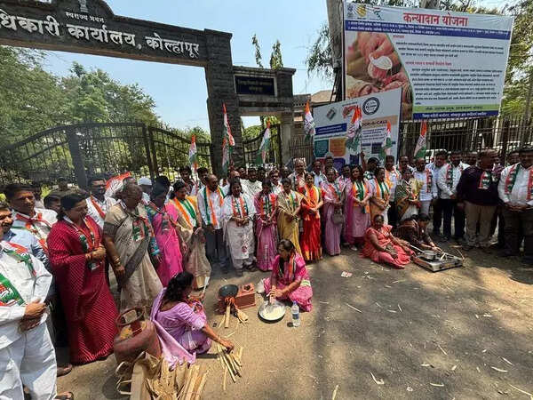 Cong workers prepare food on chulah in Kolhapur to protest against LPG shortage & price hike