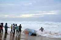 Watch: Fishermen brave rough sea condition to bring back boat 