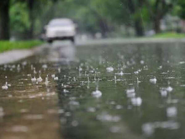 Mercury set to cross 43°C, but rain likely on Friday in Delhi