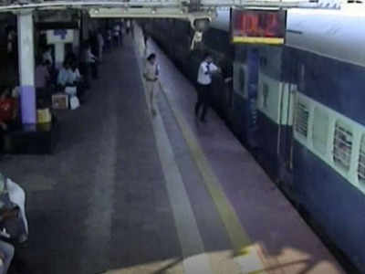 Maharashtra: Alert ticket checking staffer saves passenger's life at Kalyan railway station
