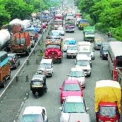 Festive crowd, repair work lead to one of the worst traffic jams on thane-belapur rd