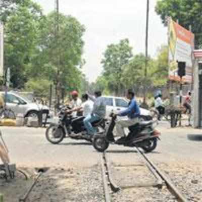 '˜Faceless gates' at level crossings