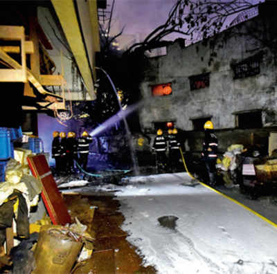Fire at commercial complex in Malad