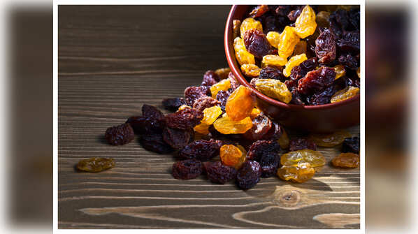 Health benefits of eating soaked Raisins