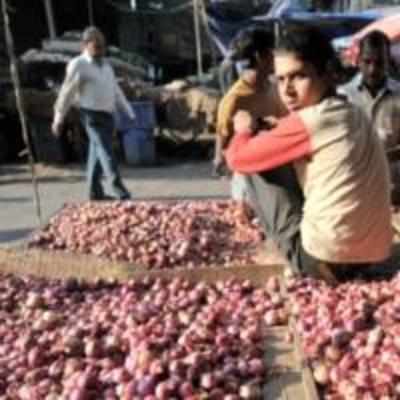 Onion traders on strike, prices drop