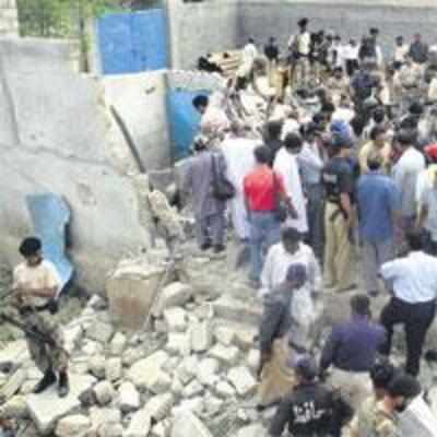 3 Pak suicide bombers blow themselves up