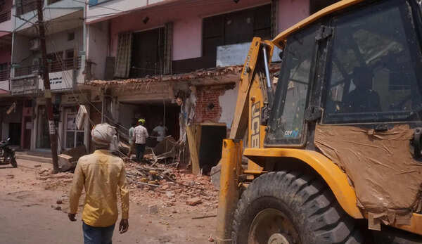 32 bldgs razed for road widening