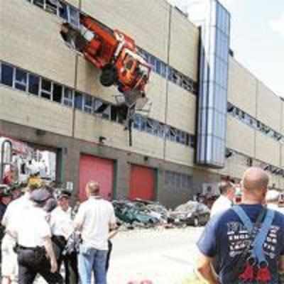 Bad parking: 16-tn truck dangles from NY building