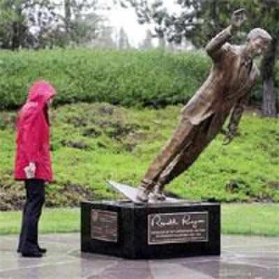 Thief fails in bid to steal Reagan statue from park