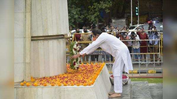 CM pays homage on Maharashtra Day