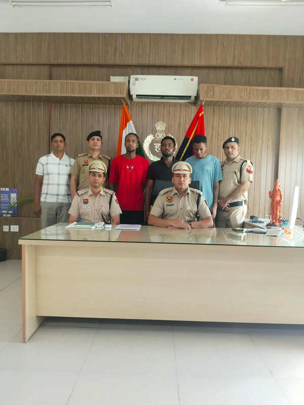 3 foreigners pose as women online, cheat many with fake forex charges