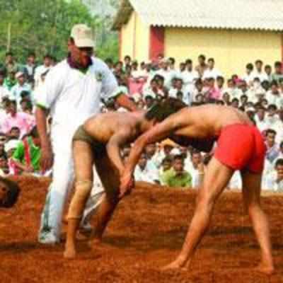 Nere village at Panvel wears Kolhapuri look at annual wrestling show