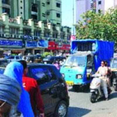 Vashi-K'khairane Rd suffers traffic jams due to slow repair work