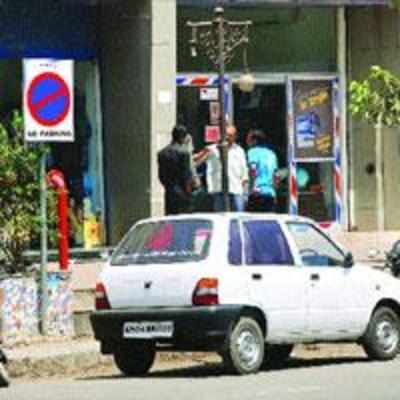 Motorists violate rules, choke Airoli roads