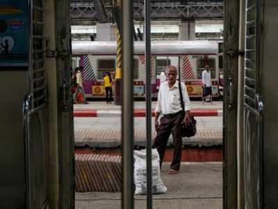 Thief snatches train guard's phone at Mahim railway station