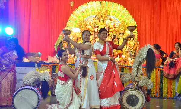 Nagpur’s pujo pandals come alive with dhunuchi naach