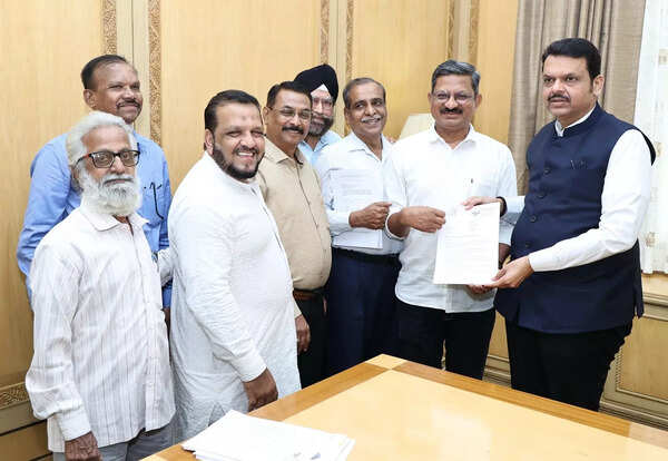 Motilal Nagar residents meet CM Fadnavis over redevelopment plans