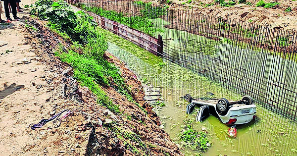 Businessman dies, wife critical as car falls into Taladanda canal