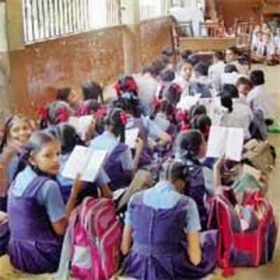 Who robbed school girls of 1.24 Cr?