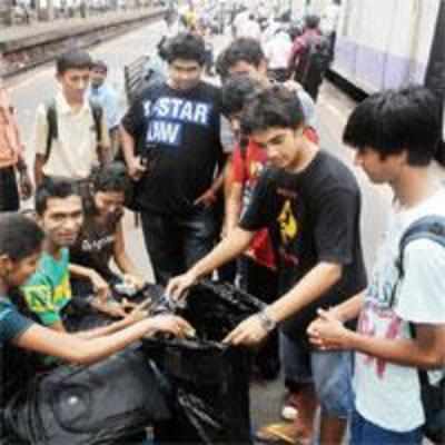 Students show commuters way to a cleaner Mumbai