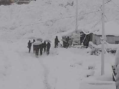 Avalanche hits Jawahar tunnel, Jammu-Srinagar highway closed