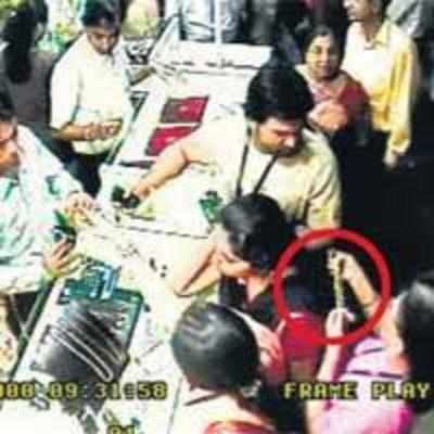 Gang of three strikes twice at jewellery stall within 30 mins