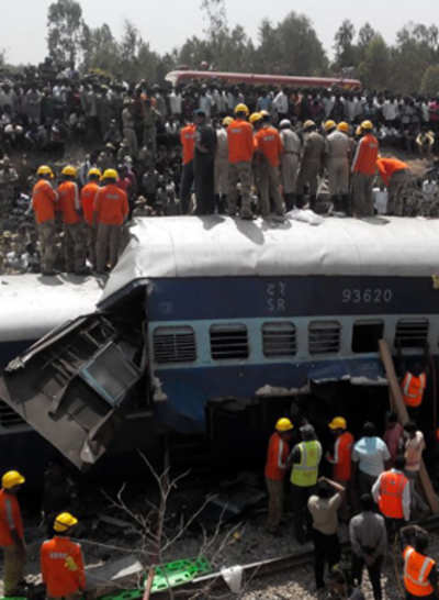 Bengaluru-Ernakulam Express derails; 11 feared dead