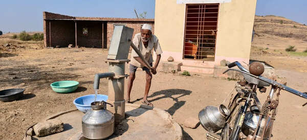 As youths migrate, Maharashtra village elders bear the brunt of deepening water crisis