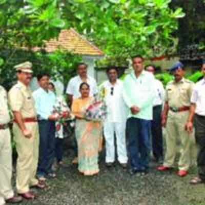 Gaikwad couple felicitated by police for their courage in nabbing a thief