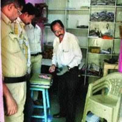 Thieves steal cash, goods from Vashi courier office