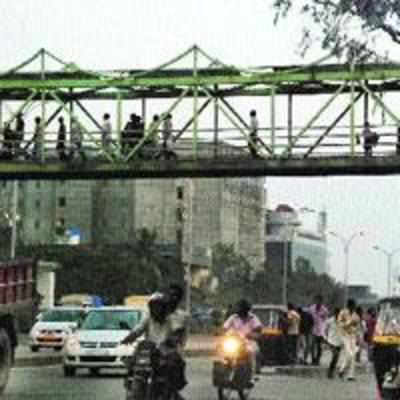 Authorities fail to install lights on FOBs, pedestrians inconvenienced