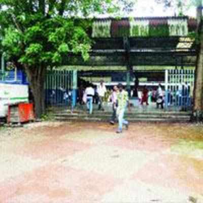 Shocking lack of security at Thane stn