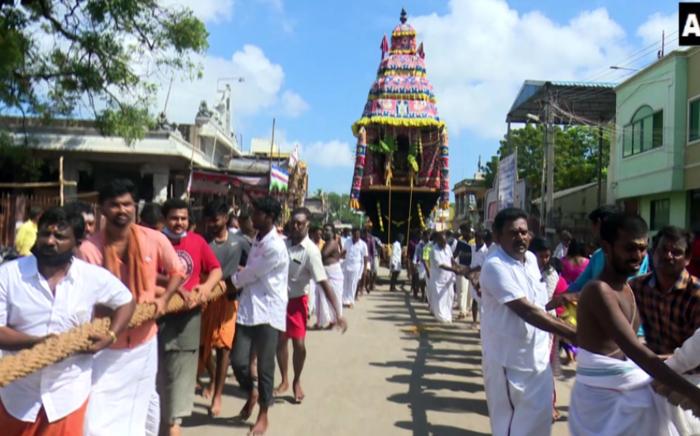 ganesh-chaturthi-2022-updates-devotees-throng-mumbai-pandaal-for